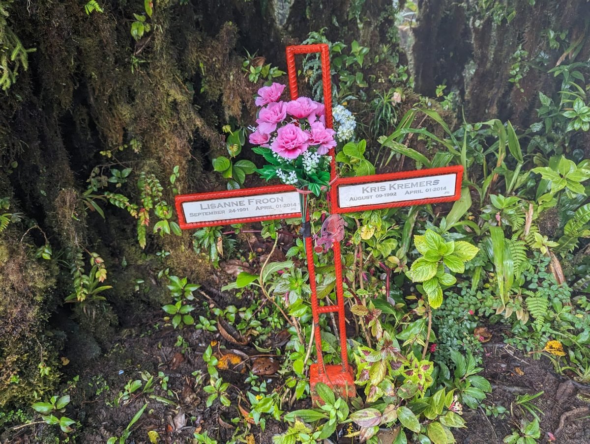 Pamiątkowy krzyż z kwiatami i tabliczkami z imionami Lisanne Froon i Kris Kremers na szlaku El Pianista