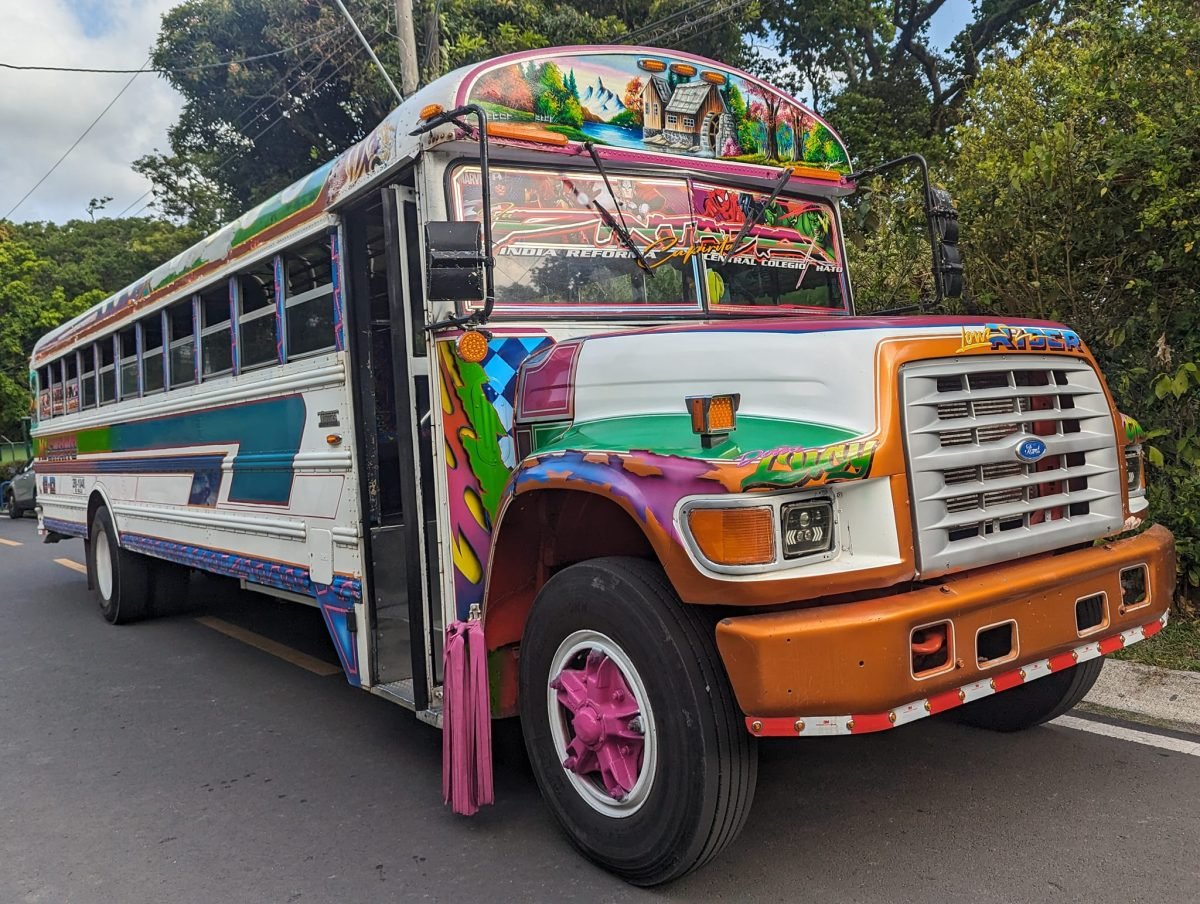 Kolorowo pomalowany autobus na ulicy w El Valle de Antón