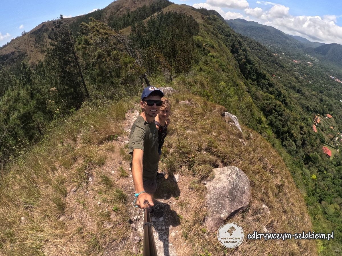 Maciek z kijkiem do selfie na wąskim, trawiastym grzbiecie Cerro Cara Iguana