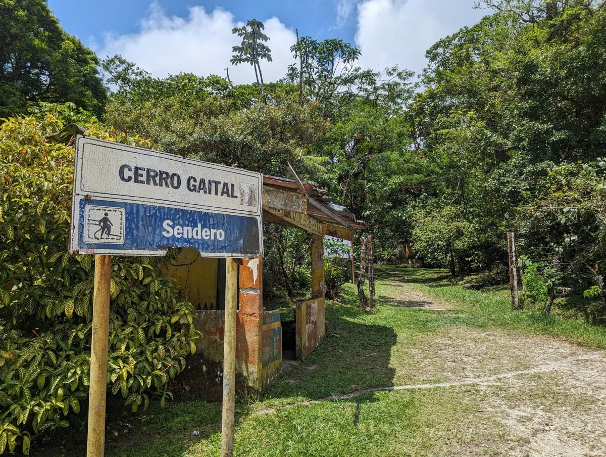 Tablica Cerro Gaital przy wejściu na leśny szlak w El Valle de Antón