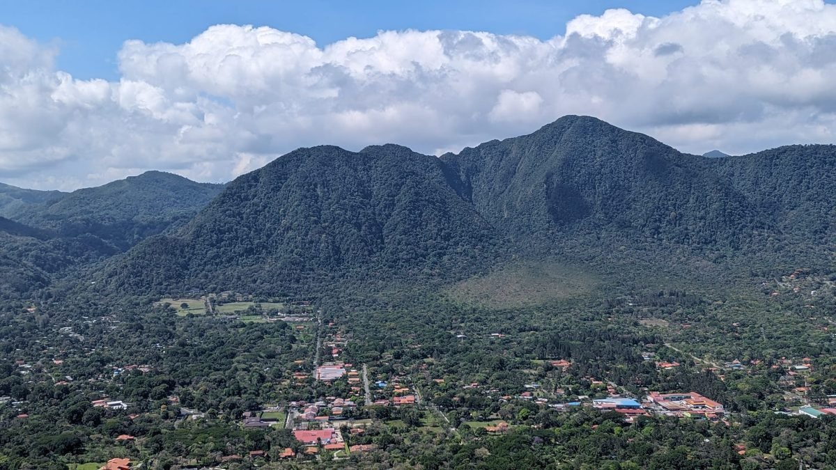 Miasteczko El Valle de Antón na dnie kaldery otoczonej zalesionymi wzgórzami