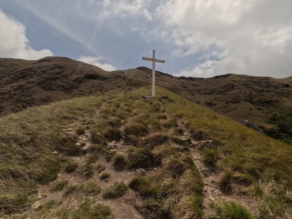 Krzyż na trawiastym szczycie wzgórza nad El Valle de Antón