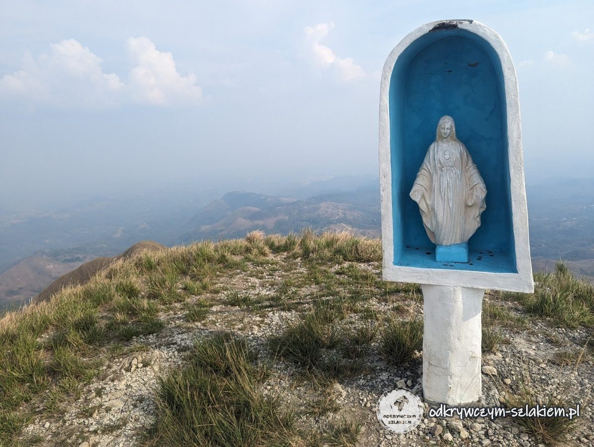 Kapliczka z figurą Matki Boskiej na trawiastym grzbiecie na szlaku Cerro La Silla