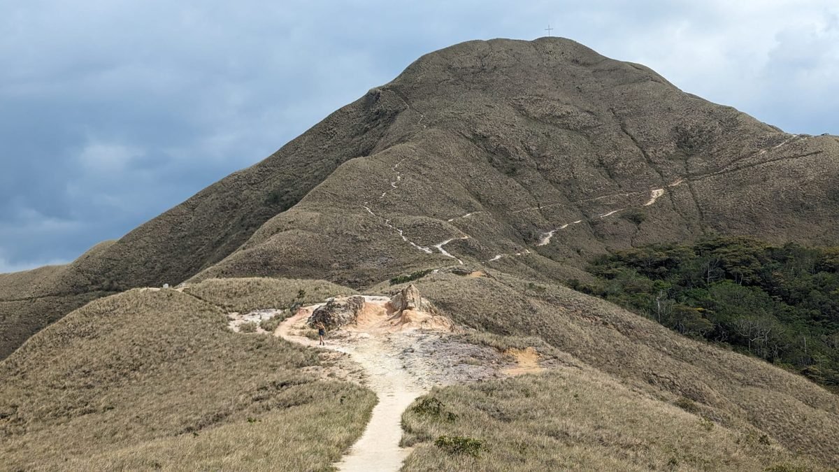 Trawiasty szczyt z wydeptaną ścieżką nad doliną El Valle de Antón