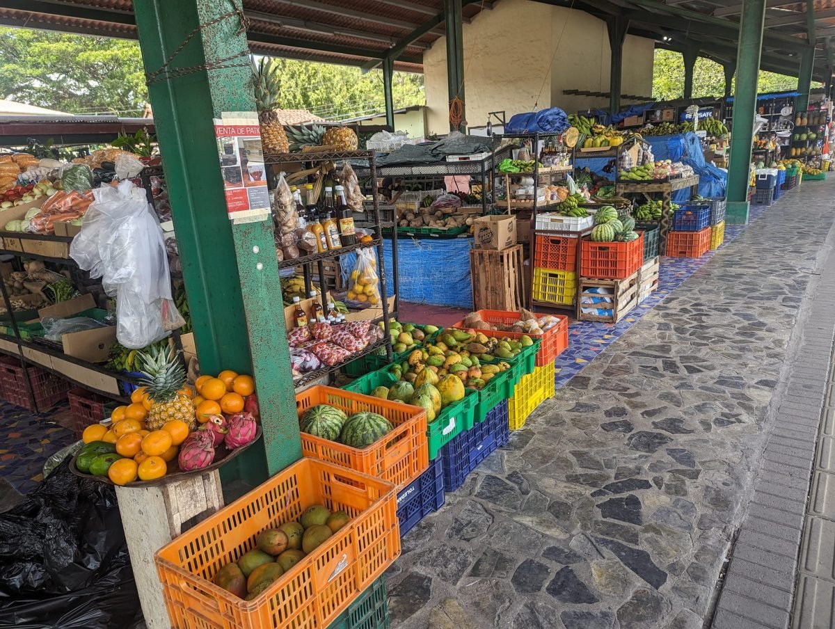 Stragany z owocami i warzywami na targu w El Valle de Antón
