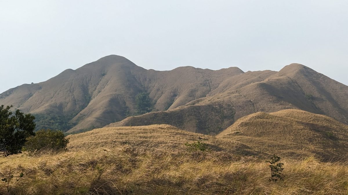 Trawiaste wzgórza otaczające dolinę El Valle de Antón w popołudniowym słońcu