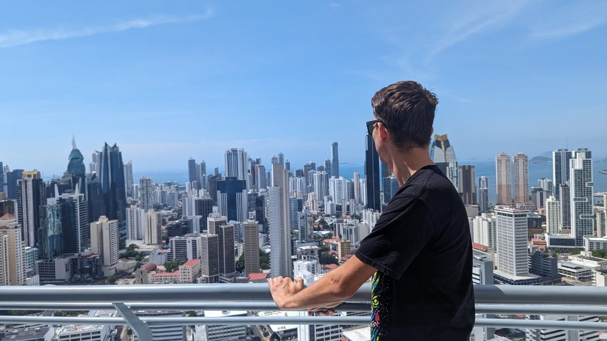 Na balkonie apartamentowca z widokiem na wieżowce Panama City