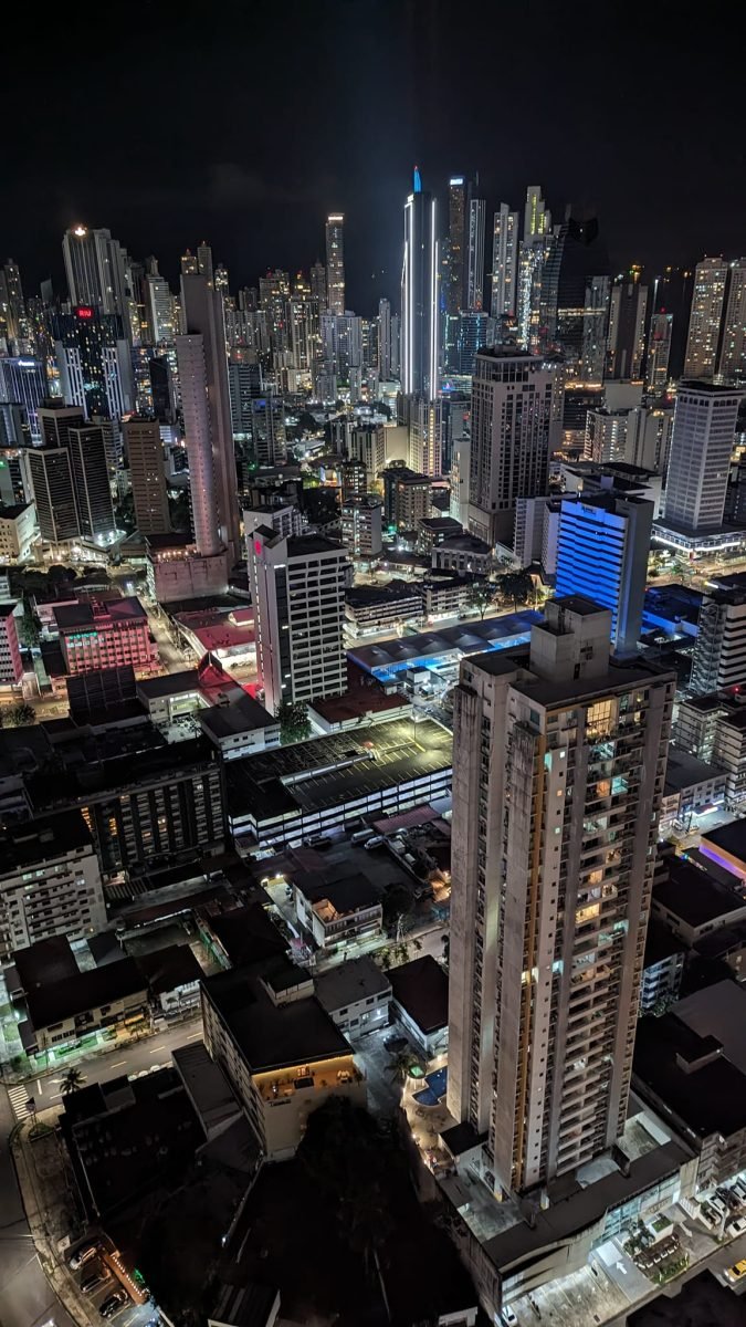 Nocna panorama oświetlonych wieżowców Panama City z wysokiego piętra apartamentowca