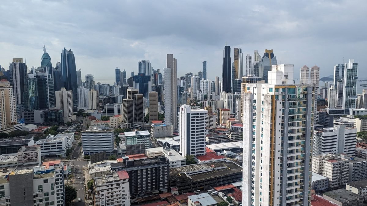Dzienna panorama wieżowców Panama City z okna apartamentowca