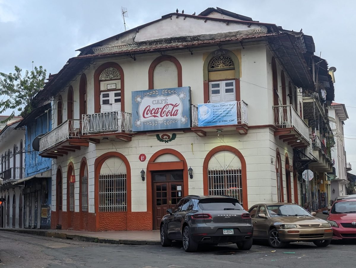 Narożna kamienica z szyldem kawiarni Café Coca-Cola w starej części Panama City