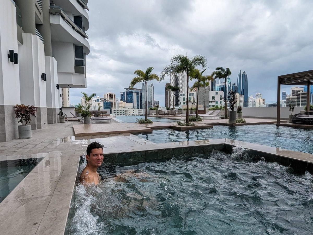 Jacuzzi i basen na dachu apartamentowca z widokiem na wieżowce Panama City