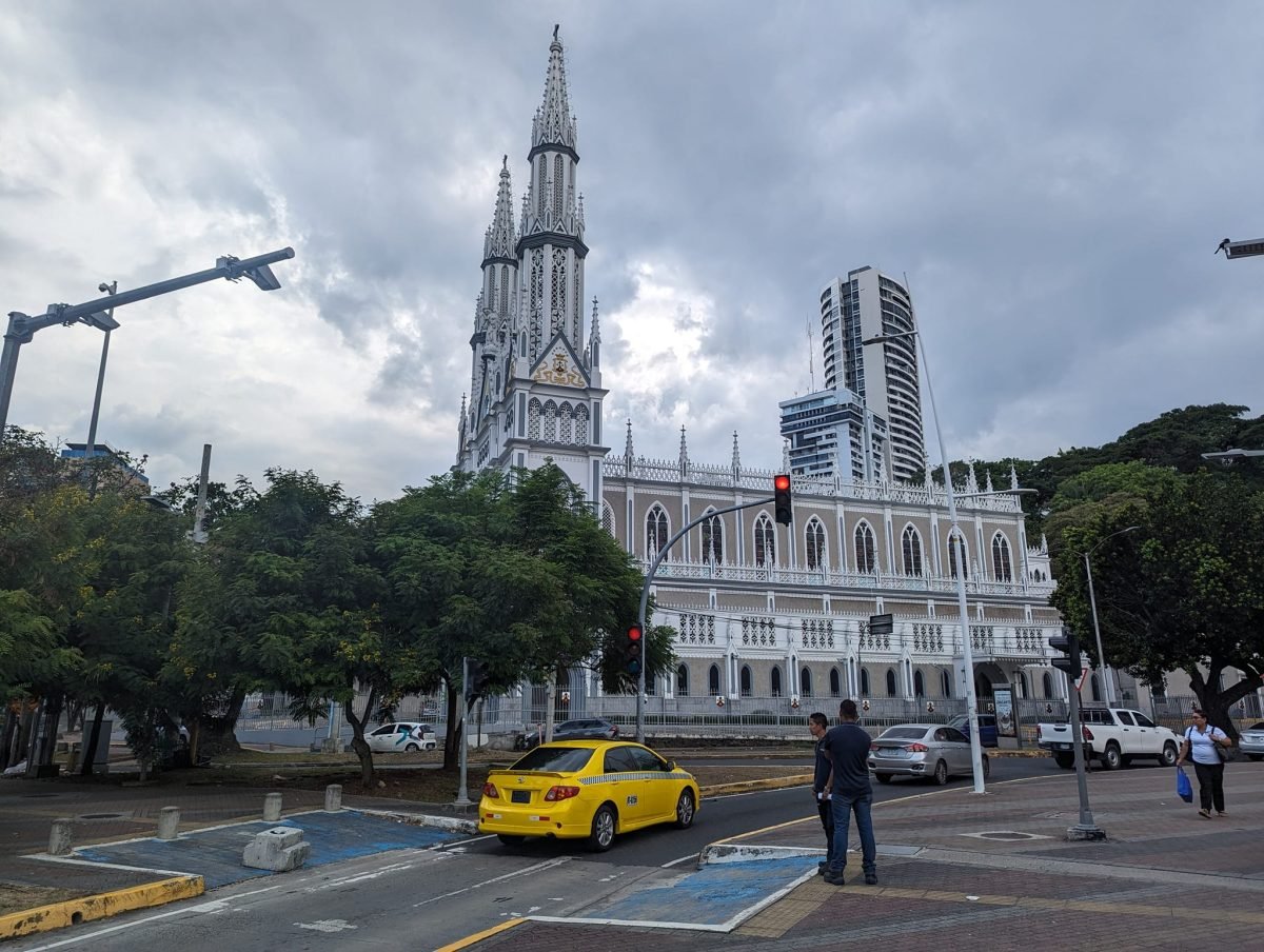 Neogotycki biały kościół Nuestra Señora del Carmen przy skrzyżowaniu w dzielnicy wieżowców Panama City