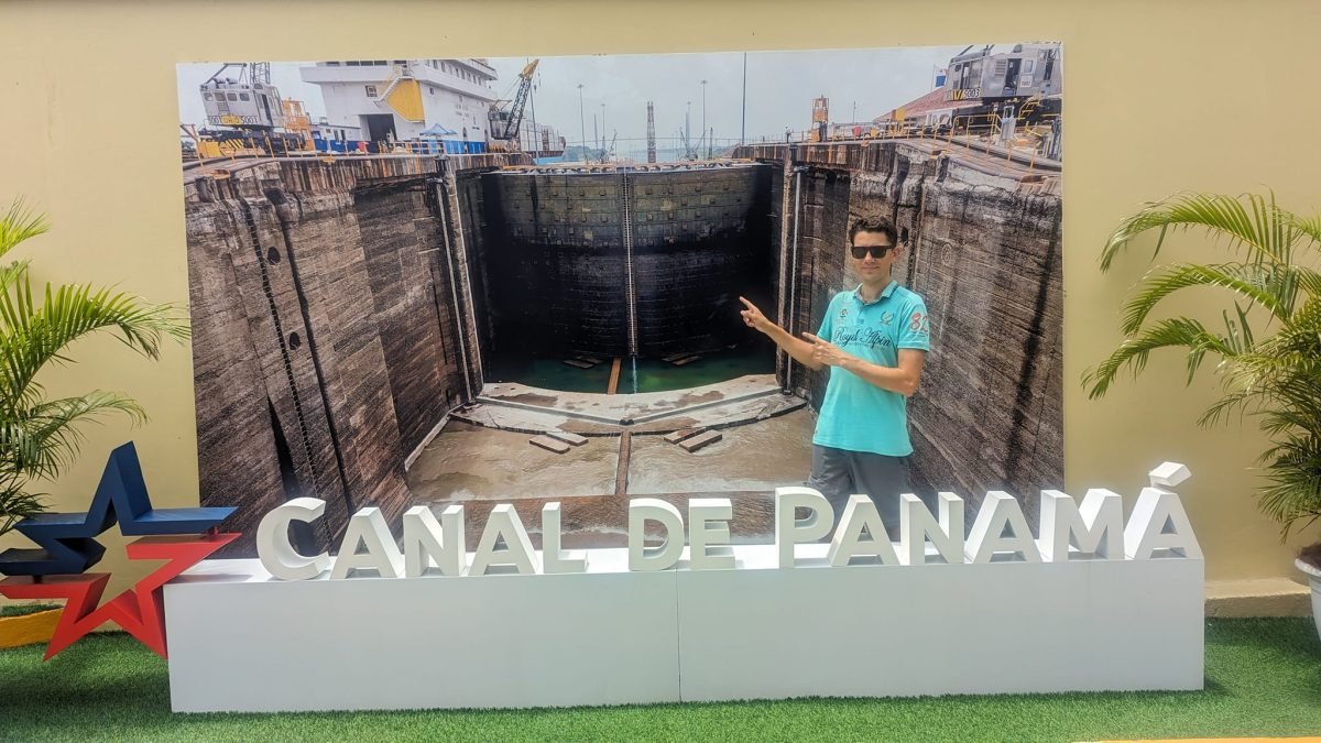 Przy napisie Canal de Panamá i zdjęciu budowy śluzy w centrum dla zwiedzających Miraflores