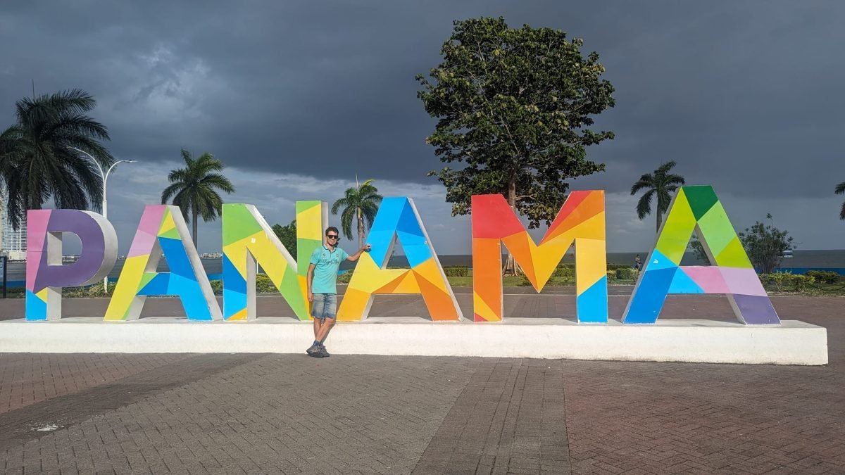 Przy kolorowym napisie PANAMA na nadmorskim placu w Panama City