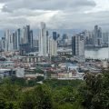 Wieżowce Panama City nad zatoką wyrastające zza lasu tropikalnego, widziane z zalesionego wzgórza