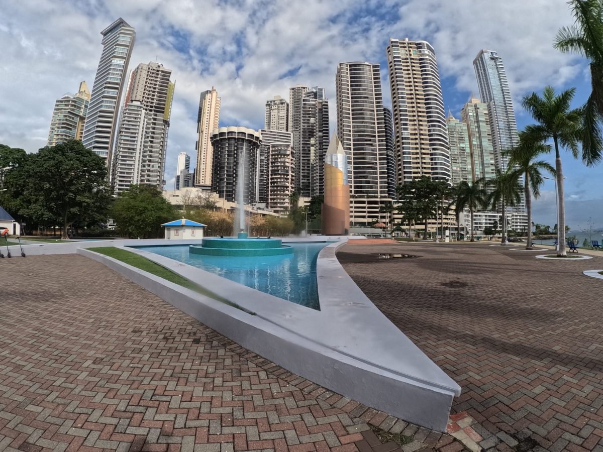 Wieżowce Panama City i fontanna na placu przy nadmorskim deptaku