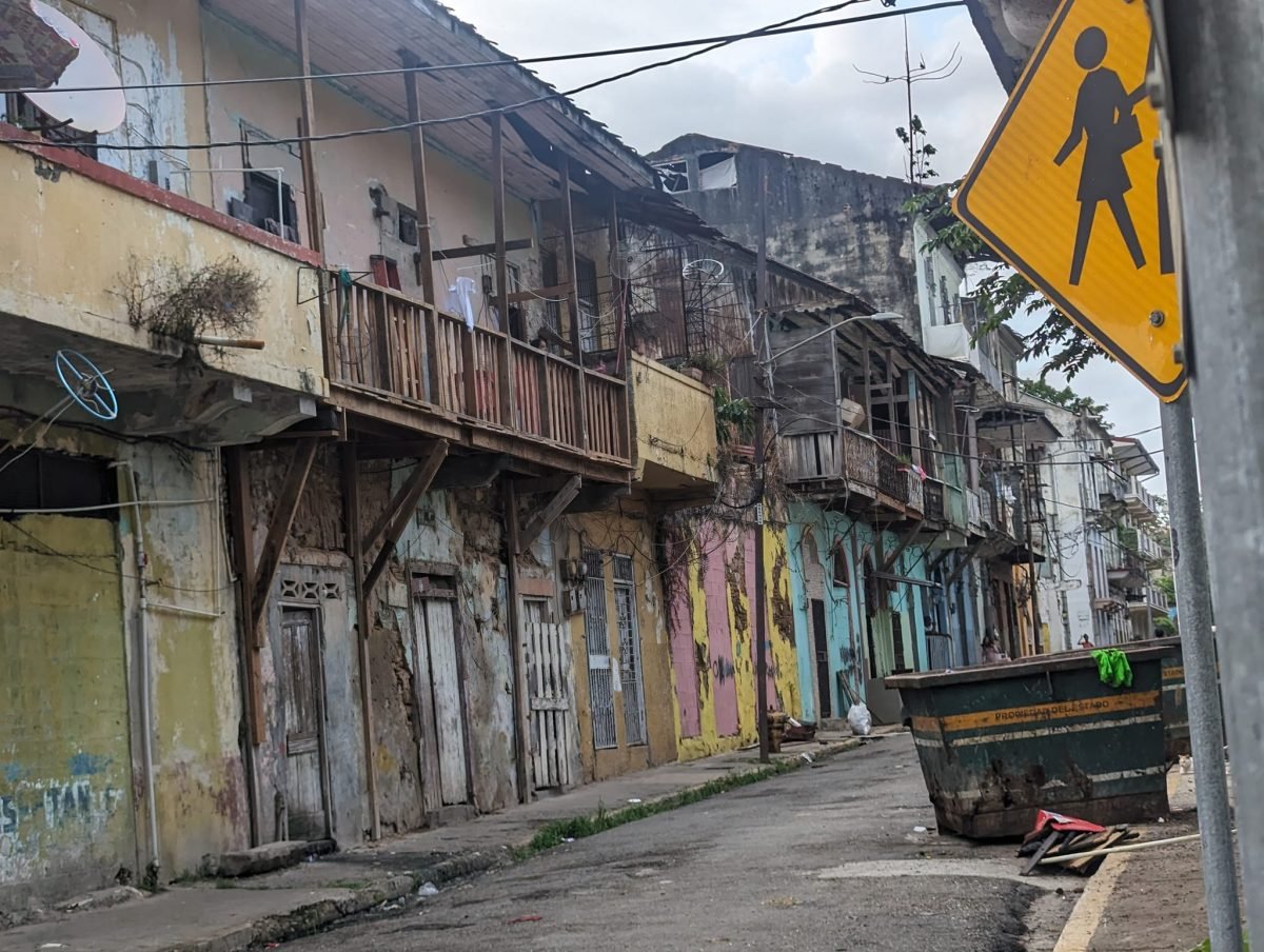 Zaniedbane drewniane kamienice na jednej z ulic na skraju starego miasta w Panama City
