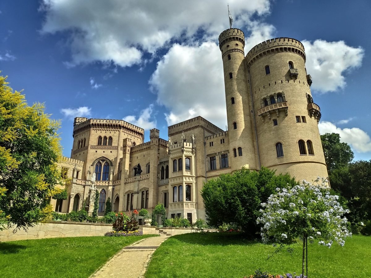 Neogotycki Pałac Babelsberg z okrągłą wieżą w parku Babelsberg w Poczdamie