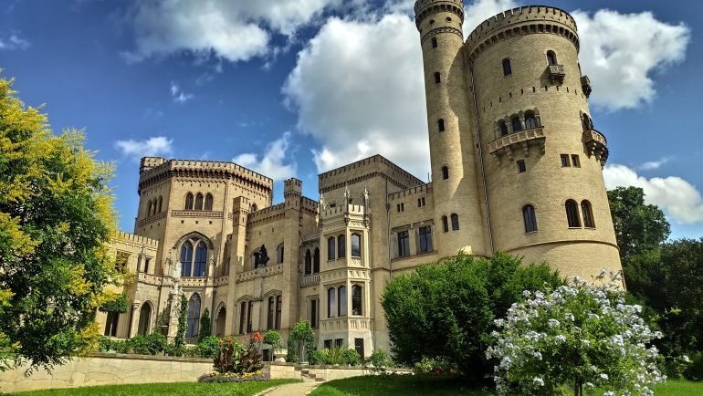 Neogotycki Pałac Babelsberg z okrągłą wieżą w parku Babelsberg w Poczdamie