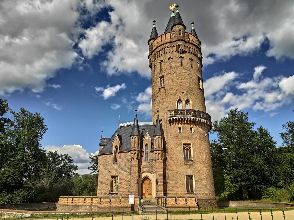 Ceglana wieża Flatowturm w parku Babelsberg