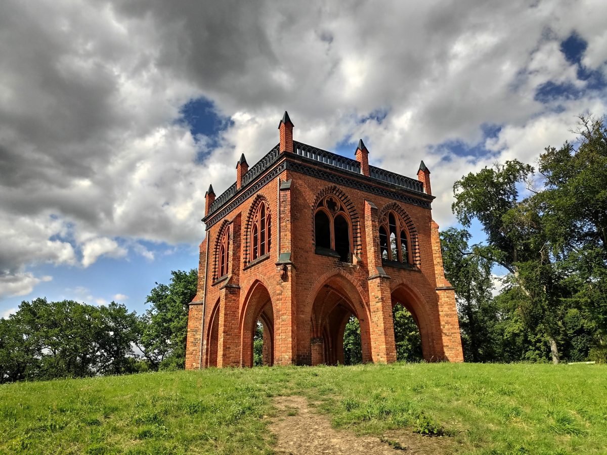 Gerichtslaube – gotycka arkada z czerwonej cegły na wzgórzu w parku Babelsberg