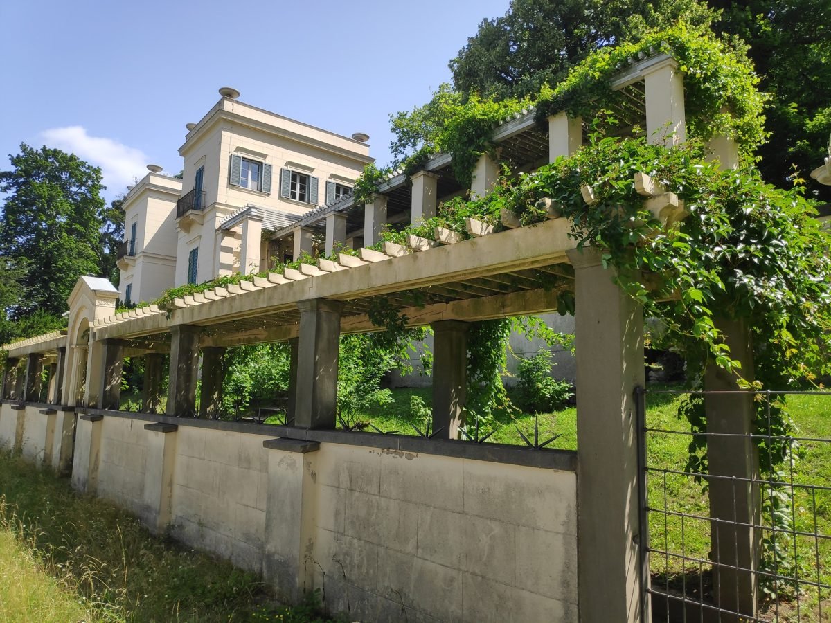 Pergola porośnięta zielenią przy Kasynie w parku Glienicke