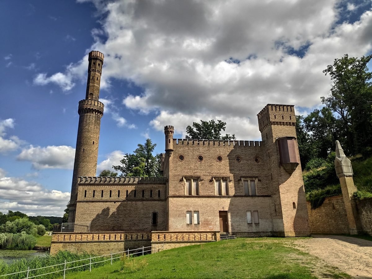Maszynownia parowa w parku Babelsberg – budynek w stylu zamku z wysokim kominem