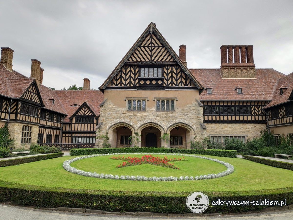 Pałac Cecilienhof z gwiazdą z kwiatów na dziedzińcu