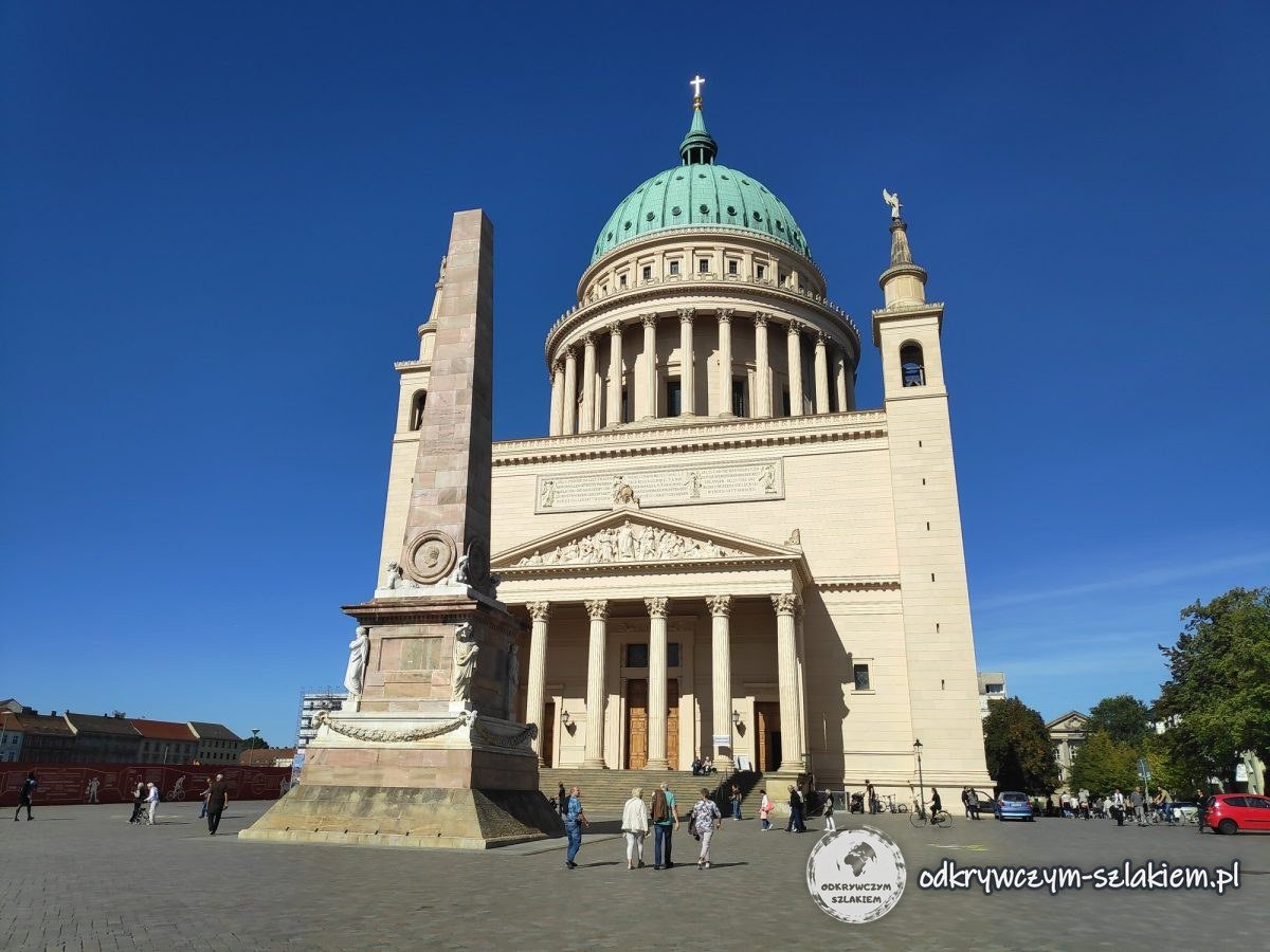 Kościół św. Mikołaja i obelisk na Starym Rynku w Poczdamie