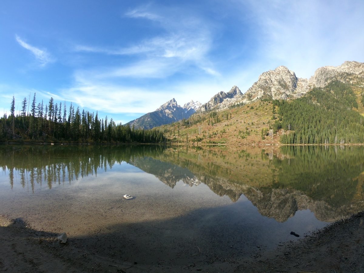 Jezioro u wylotu Paintbrush Canyon z odbiciem pasma Teton