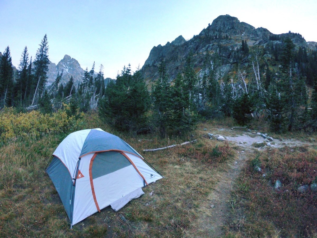 Namiot w Cascade Canyon na wysokości ponad 2600 m