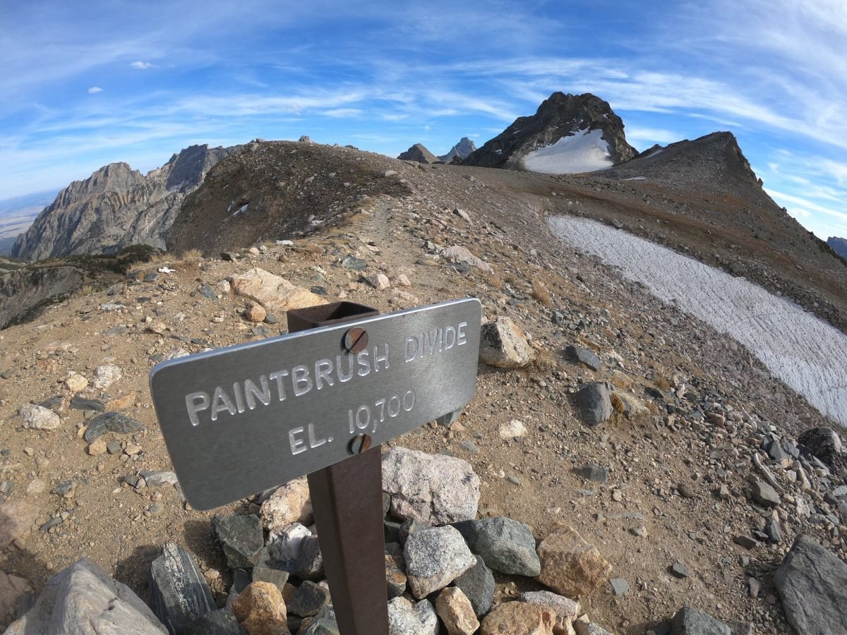Tabliczka na przełęczy Paintbrush Divide – 10 700 stóp (ok. 3250 m)