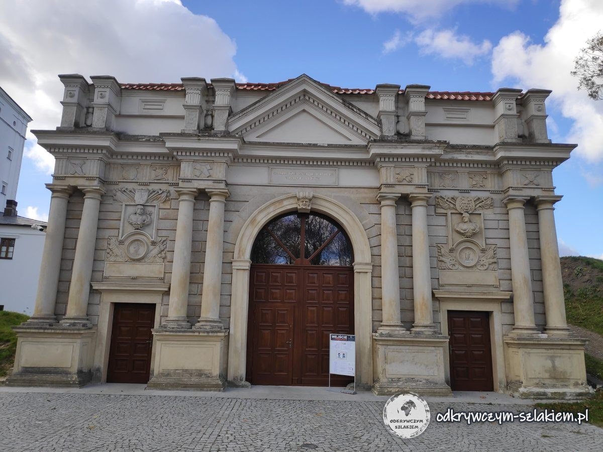 Einfahrtstor der Radziwiłł-Anlage in Biała Podlaska mit einer Fassade in Form eines Triumphbogens