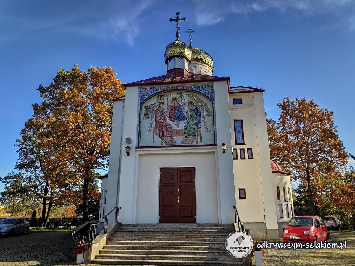 Die orthodoxe Kirche der Heiligen Kyrill und Method in Biała Podlaska mit Mosaik über dem Eingang und herbstlichen Bäumen