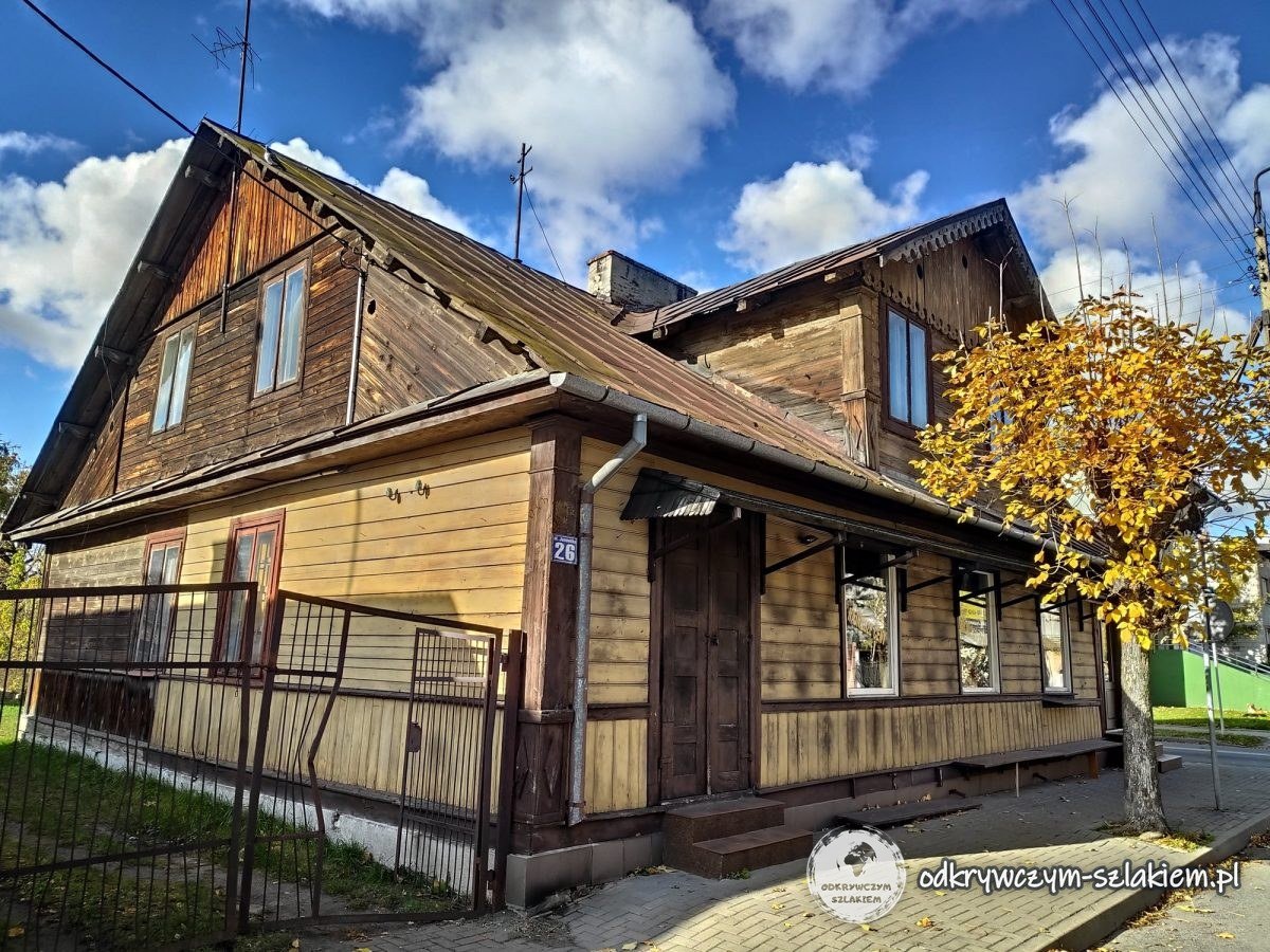 Holzhaus mit Vorbau und einem gelben Baum in Biała Podlaska