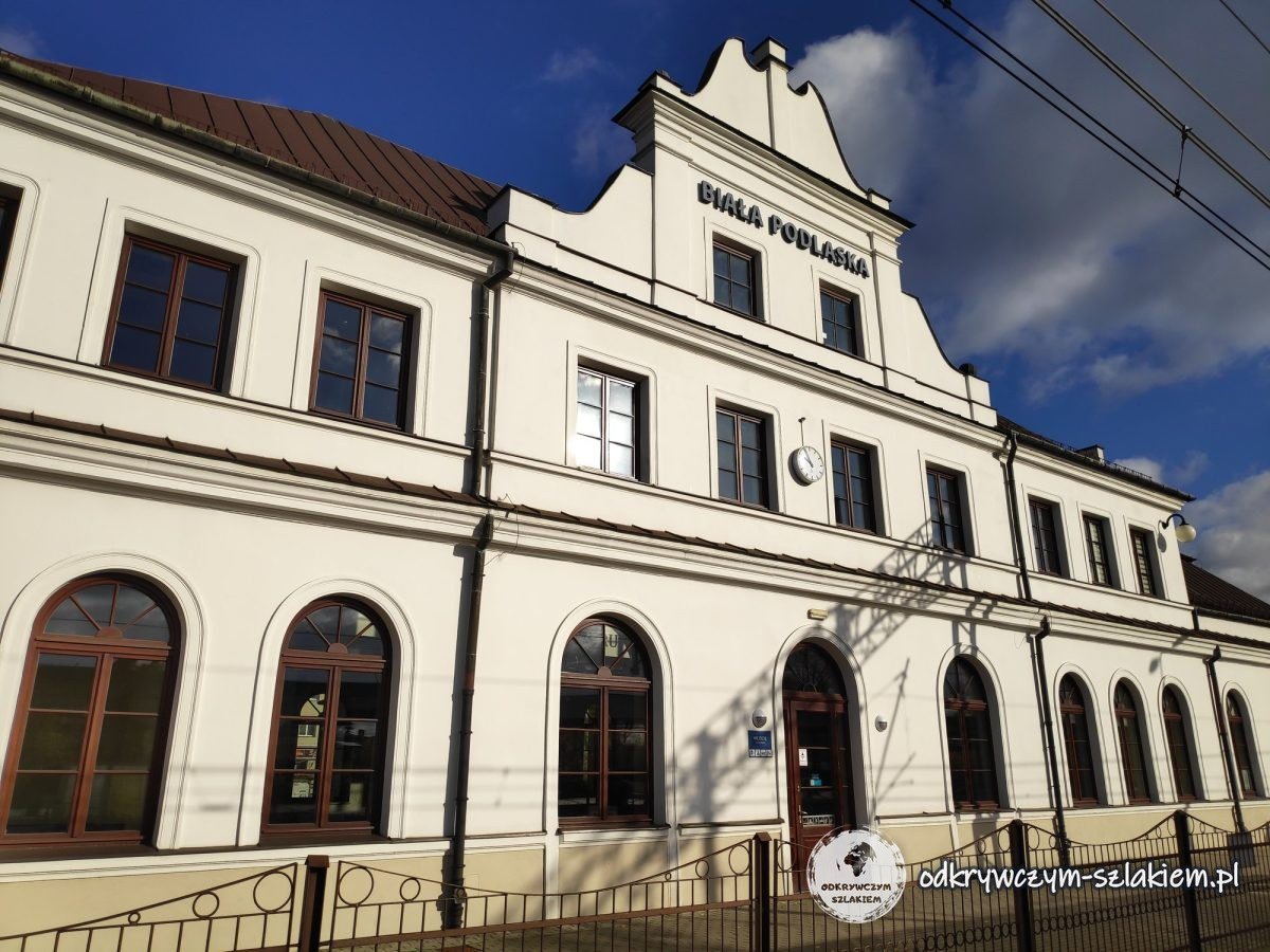 Das Bahnhofsgebäude in Biała Podlaska in der Sonne
