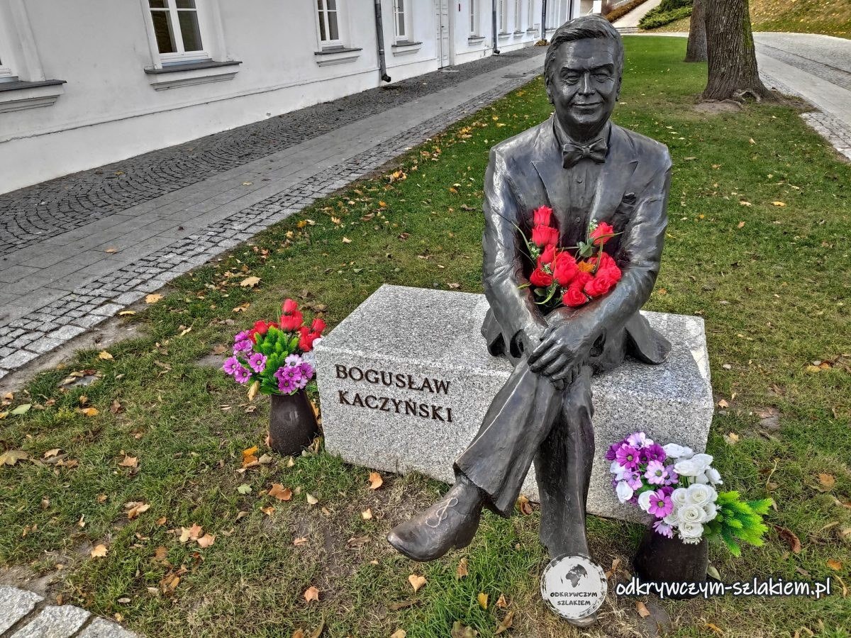 Denkmal für Bogusław Kaczyński mit Blumen im Radziwiłł-Park in Biała Podlaska