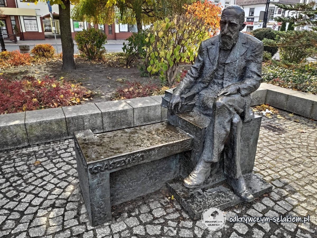 Bank mit einer Figur von Józef Ignacy Kraszewski in Biała Podlaska