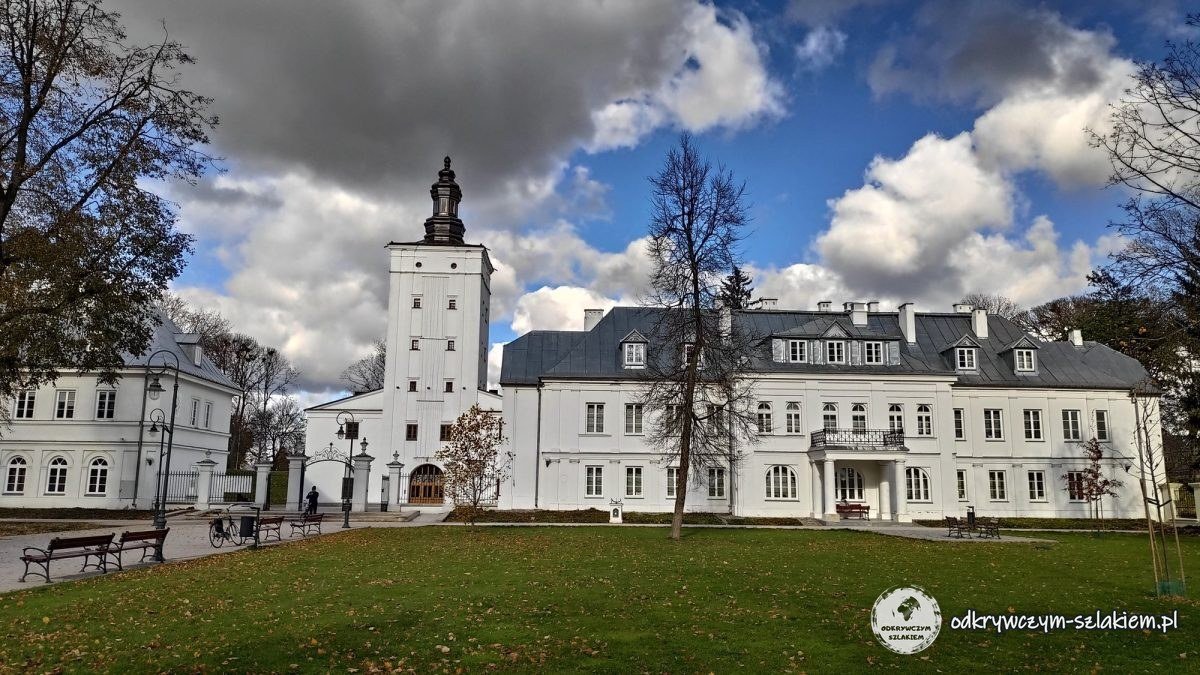 Nebengebäude und Torturm über einer Rasenfläche im Radziwiłł-Park in Biała Podlaska