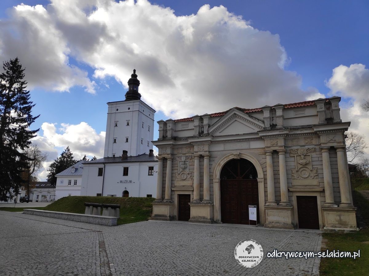 Der Torturm mit barocker Haube und das Einfahrtstor der Radziwiłł-Anlage in Biała Podlaska