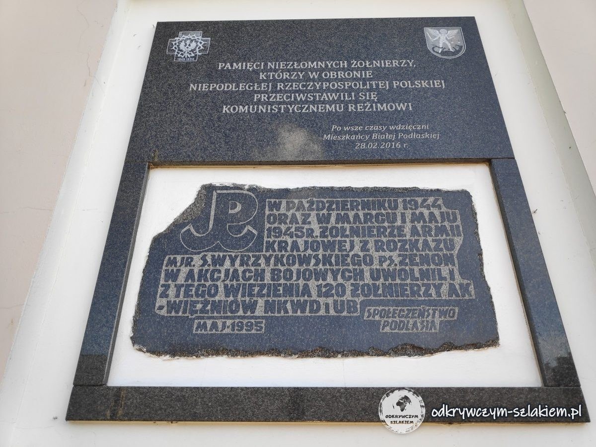 Gedenktafeln am Gefängnis in Biała Podlaska zur Befreiung von Soldaten der Heimatarmee 1944–1945