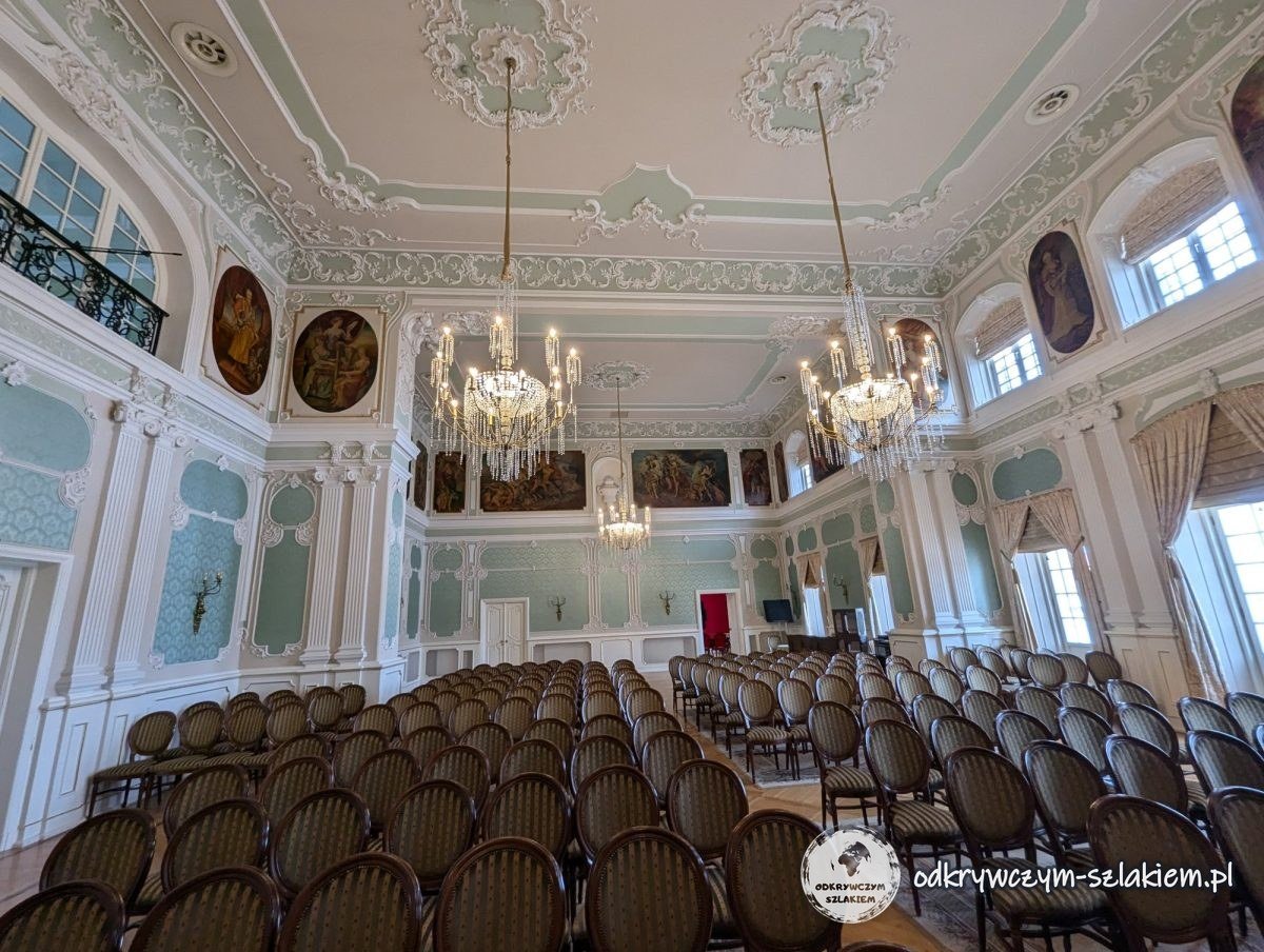 Die Aula Magna im Branicki-Palast mit Kristallleuchtern und Stuhlreihen