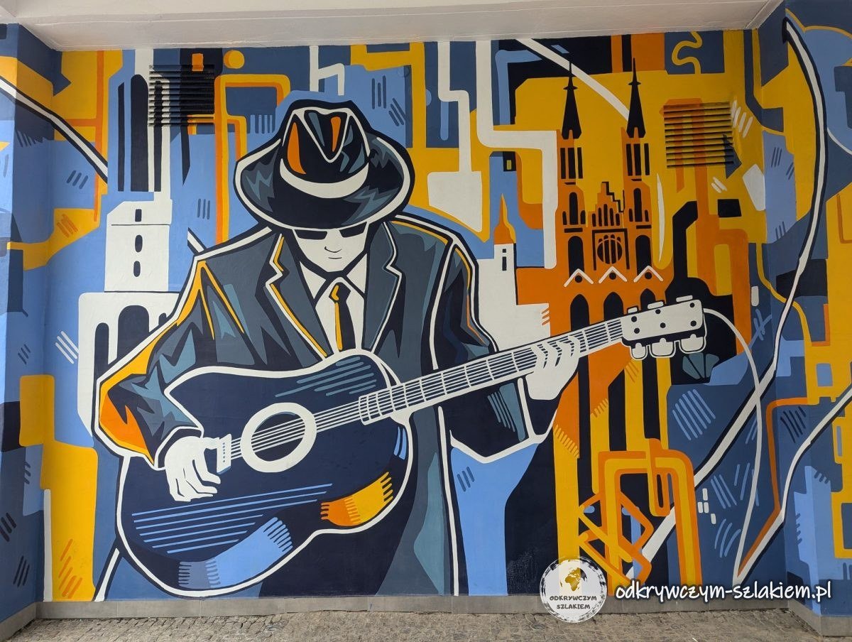 Buntes Wandbild mit einem Bluesgitarristen mit Hut in Białystok