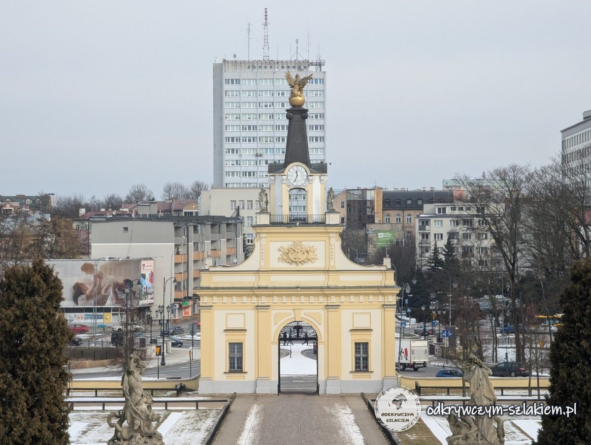 Das Große Tor mit einem Greif auf der Spitze, vom Branicki-Palast aus gesehen