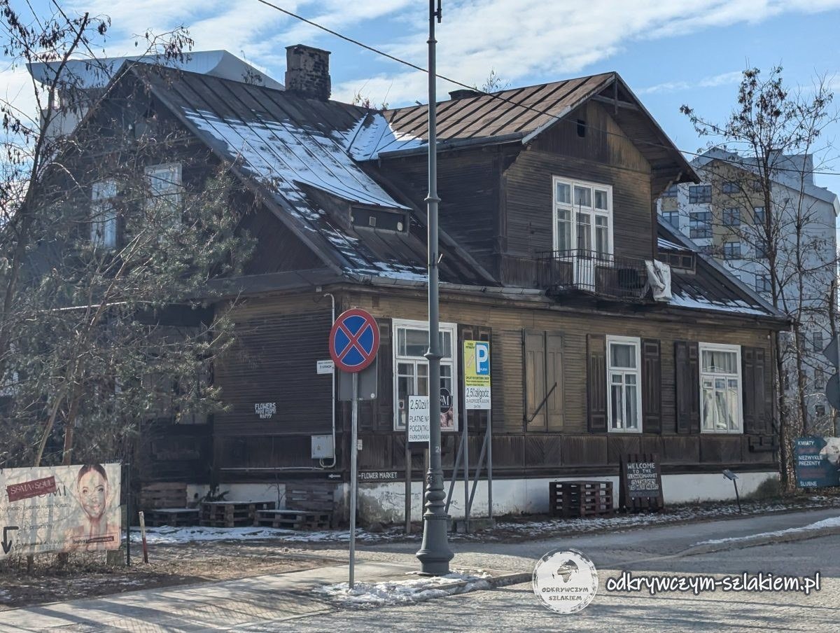 Holzhaus mit verschneitem Dach in der Młynowa-Straße in Białystok