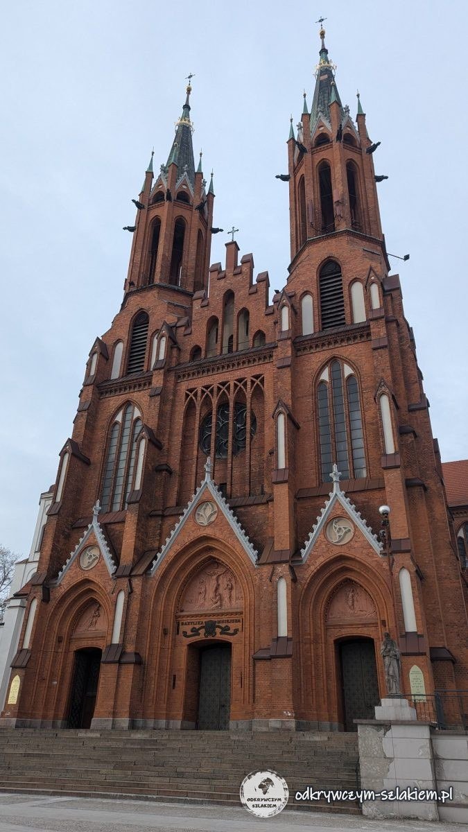 Die neugotische Backsteinkathedrale in Białystok mit zwei Türmen