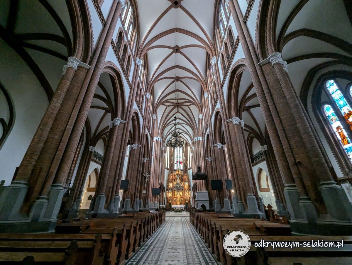 Hohes Backsteinschiff der neugotischen Kathedrale in Białystok