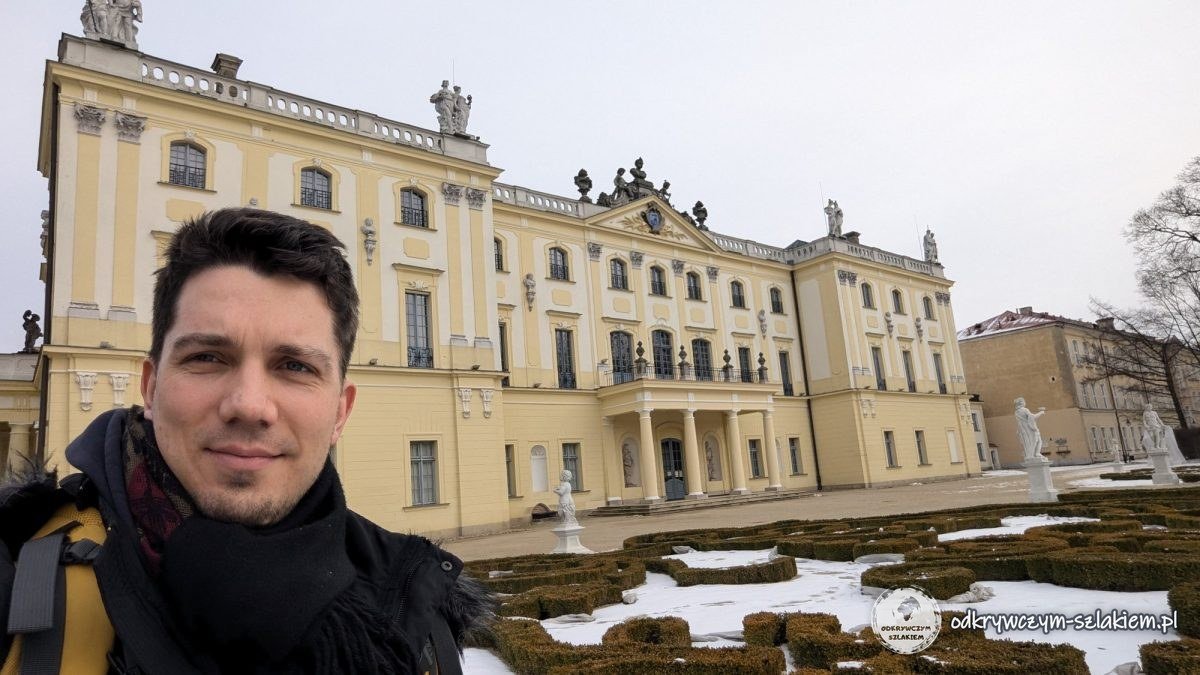 Maciek vor dem Branicki-Palast in Białystok im Winter
