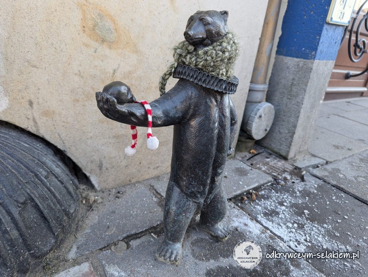 Bärenfigur mit Ball und grünem Schal in Białystok