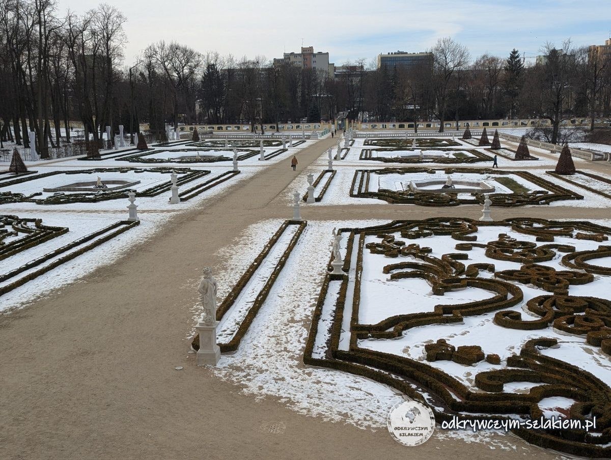 Verschneiter Französischer Garten mit Buchsbaumparterres, gesehen aus einem Fenster des Branicki-Palastes